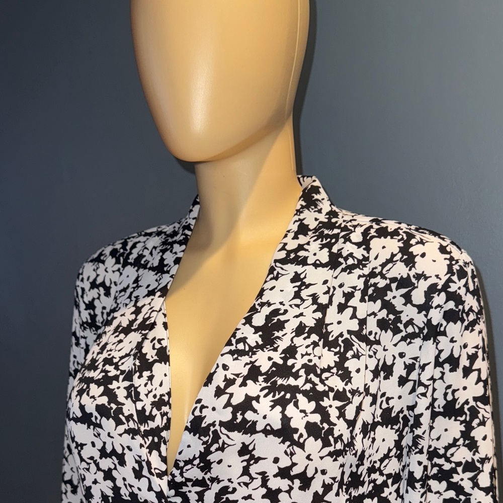 Laundry by Shelli Segal Monochrome Abstract Design - Picture 2 of 5